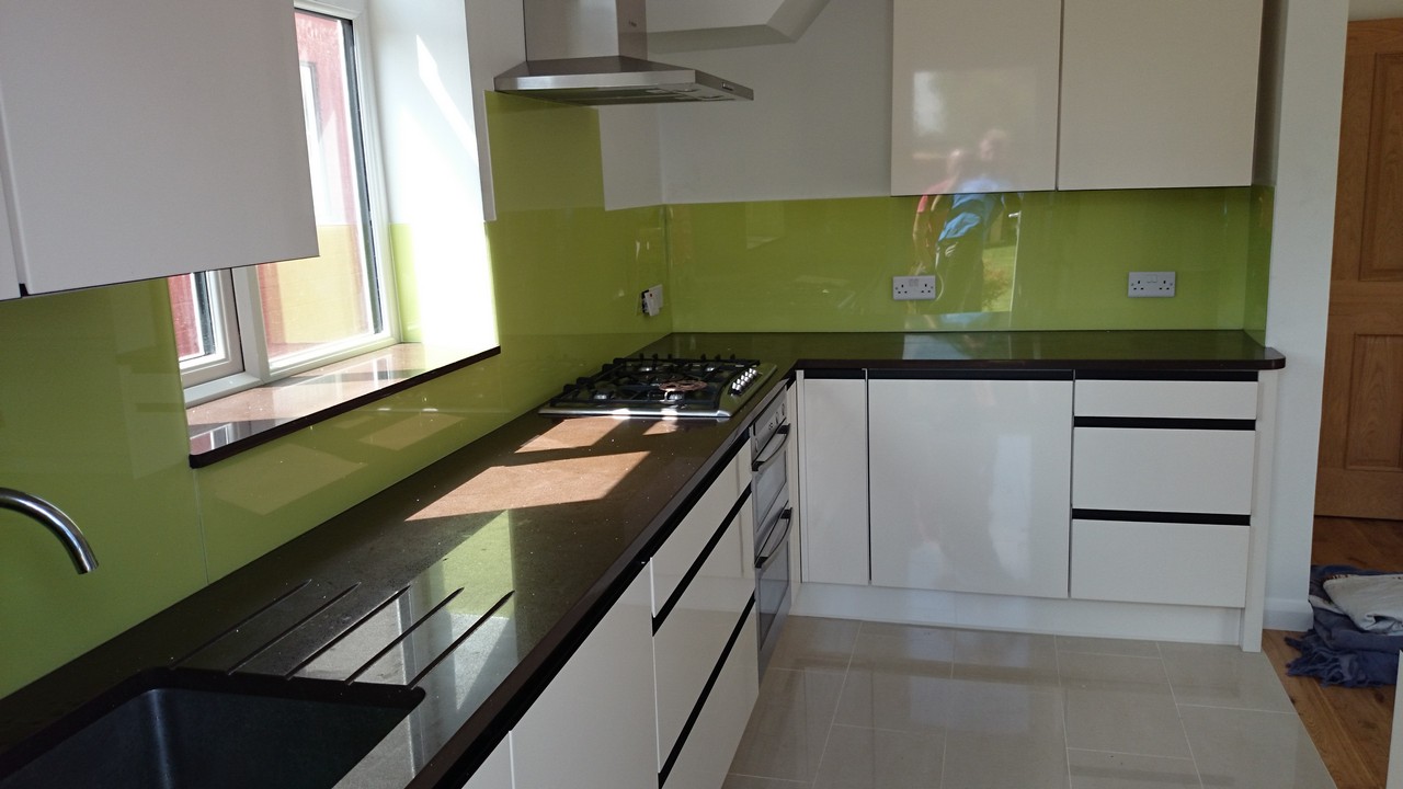 Lime green glass kitchen splashback installed by Elephant & Castle glaziers